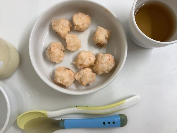 《離乳食後期》おやつは、鮭おにぎりです。