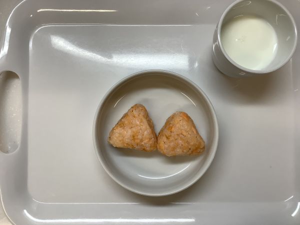 《常食》おやつは、鮭おにぎりです。