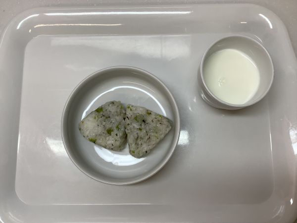 《常食》おやつは、かぶの葉おにぎりです。