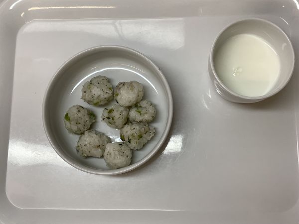 《離乳食完了期》おやつは、かぶの葉おにぎりです。