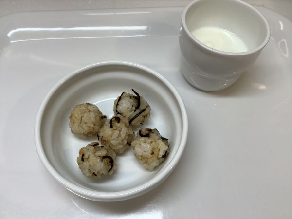 《離乳食完了期》おやつは、昆布とごまのおにぎりです。