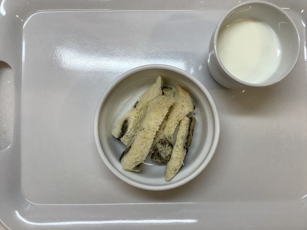 《離乳食完了期》おやつは、黒ごまさつまいもパンです。