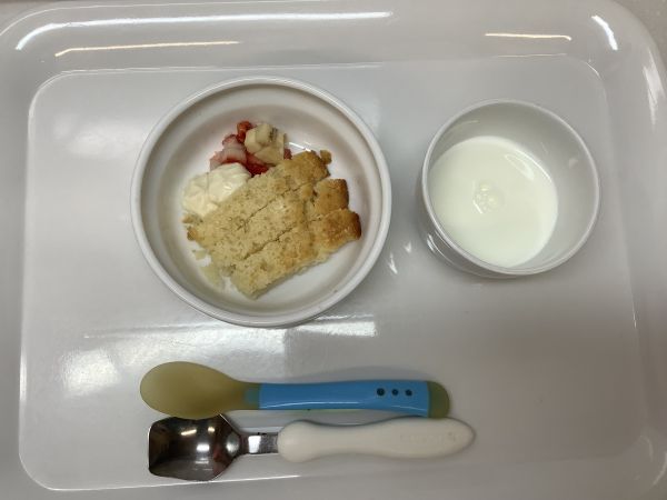 《離乳食完了期》おやつは、お誕生日ケーキです。