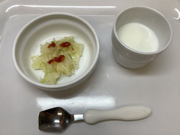 《離乳食完了期》おやつは、ポテトキャベツのお焼きです。