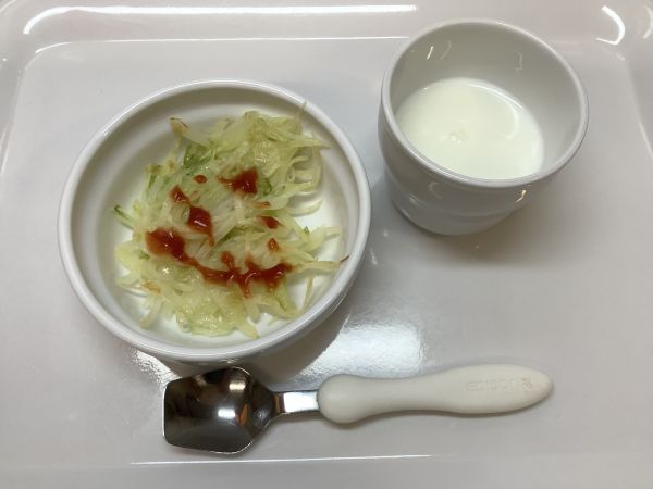 《常食》おやつは、ポテトキャベツのお焼きです。