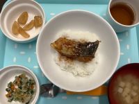 《常食》《アレルギー除去食》昼食は、さばの蒲焼ごはんです。