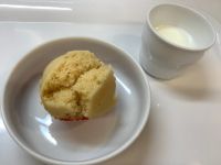 《常食》おやつは、黒糖みそ蒸しパンです。