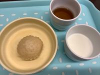 《常食》《アレルギー除去食》おやつは、米粉の黒糖みそ蒸しパンです。