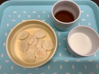 《常食》《アレルギー除去食》おやつは、米粉のヨーグルトパンケーキです。