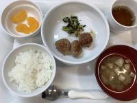 昼食は、豚肉団子の生姜焼きです。《常食》