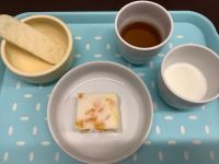 《常食》《アレルギー除去食》おやつは、フルーツヨーグルト寒天とハイハインです。