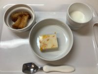 《常食》おやつは、フルーツヨーグルト寒天とゴマラスクです。