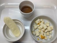 《離乳食後期》おやつは、フルーツヨーグルト寒天とハイハインです。