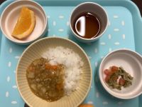 《常食》《アレルギー除去食》昼食は米粉カレーです。