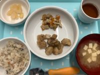 《常食》《アレルギー除去食》昼食は、鶏肉となすの甘酢ごまダレです。