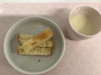 おやつは、もものケーキです。《アレルギー》《常食》