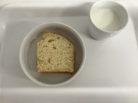 おやつは、もものケーキです。《常食》