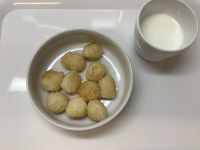 おやつは、甘辛焼きおにぎりです。《常食》