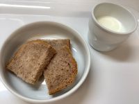 《常食》おやつは、小豆食パンです。