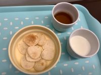 《常食》《アレルギー除去食》おやつは、米粉のヨーグルトパンケーキです。