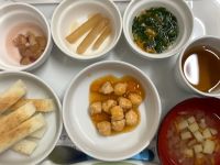 《離乳食後期》昼食は、鶏ひき肉と人参煮です。