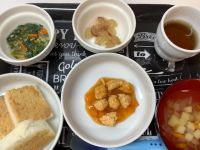 《中期B》昼食は、鶏ひき肉と人参煮です。