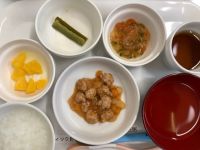 《離乳食後期》昼食は、豚肉団子のケチャップ煮です。