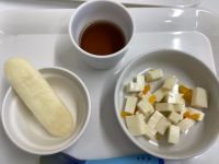 《離乳食後期》おやつは、ヨーグルトゼリーとハイハインです。