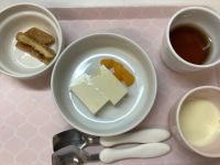 《常食》《アレルギー除去食》ヨーグルトゼリーとごまラスクです。