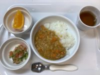《常食》昼食は、カレーライスです。
