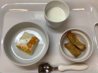 《常食》ヨーグルトゼリーとごまラスクです。