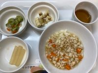 《離乳食後期》昼食は、鶏肉と大根おろしのうどんです。