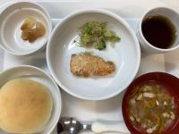 《常食》昼食は、鮭のチーズパン粉焼きです。