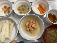 《離乳食後期》昼食は、鮭の煮付けです。