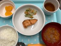 《常食》《アレルギー除去食》昼食は、鮭のスタミナ焼きです。