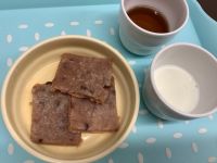《常食》《アレルギー除去食》おやつは、米粉小豆パンケーキです。