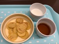 《常食》《アレルギー除去食》おやつは、米粉のかぼちゃとバナナのスイートパンケーキです。