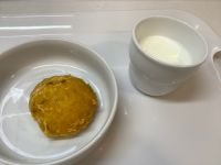 《常食》おやつは、かぼちゃとバナナのスイートパンです。