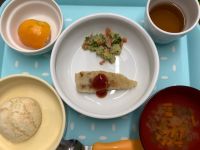 《常食》《アレルギー除去食》昼食は、かじきのムニエルトマトソース