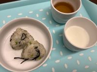 《常食》《アレルギー除去食》おやつは、小松菜とひじきのおにぎりです。