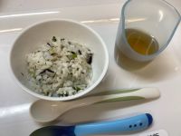 《離乳食後期》おやつは、小松菜とひじきごはんです。
