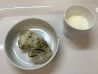《常食》おやつは、小松菜とひじきのおにぎりです。
