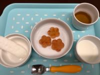 《常食》《アレルギー除去食》おやつは、トマトりんごゼリーとハイハインです。