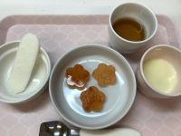《常食》《アレルギー除去食》おやつは、トマトりんごゼリーとハイハインです。