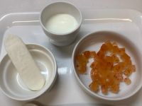 《中期B》おやつは、トマトりんごゼリーとハイハインです。