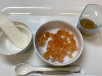《離乳食後期》おやつは、トマトりんごゼリーとハイハインです。
