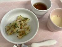 《常食》《アレルギー除去食》おやつは、じゃがいもとブロッコリーのガレットです。