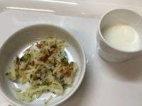 《中期B》おやつは、じゃがいもとブロッコリーのガレットです。