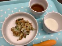 《常食》《アレルギー除去食》おやつは、じゃがいもとブロッコリーのガレットです。