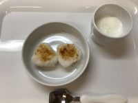 おやつは、みそ焼きおにぎりです。《常食》